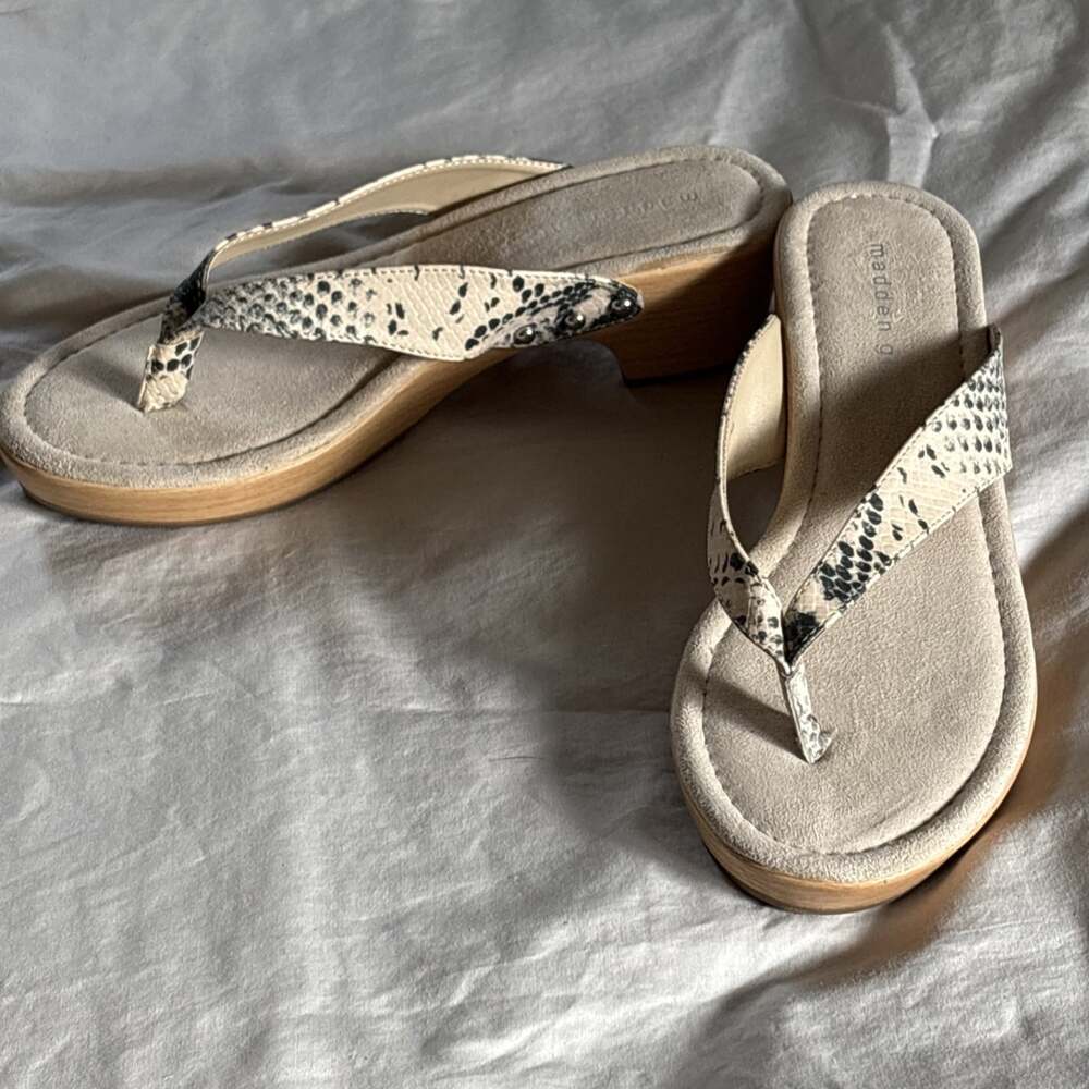 Madden Girl SASSY THONG SANDAL SNAKE Beige Size 8 Heel